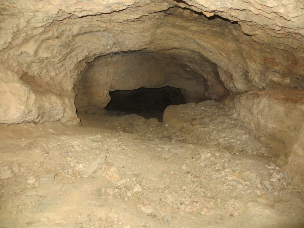 Acceso a una de las galerías mineras, con el pozo al fondo (fuente: Sikait Project).