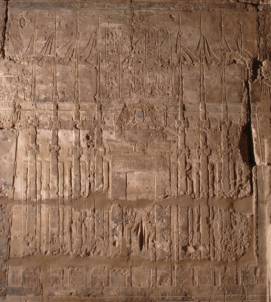 Figura 3. Representación del II pilono de Karnak en el muro este del primer patio del templo de Jonsu (CNRS-CFEETK 115598).