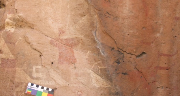 Figura 3. Detalle de un antropomorfo, camélidos y diseños geométricos del Angosto de La Cueva (HUM.05)..
