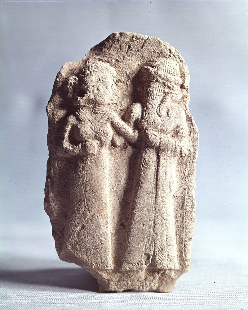 Representación de matrimonio ritual entre Inanna y Dumuzi, sobre terracota procedente de Tello (autoría de imagen: Françoise Foliot; https://commons.wikimedia.org/wiki/File:Fran%C3%A7oise_Foliot_-_%C3%A9poux.jpg).