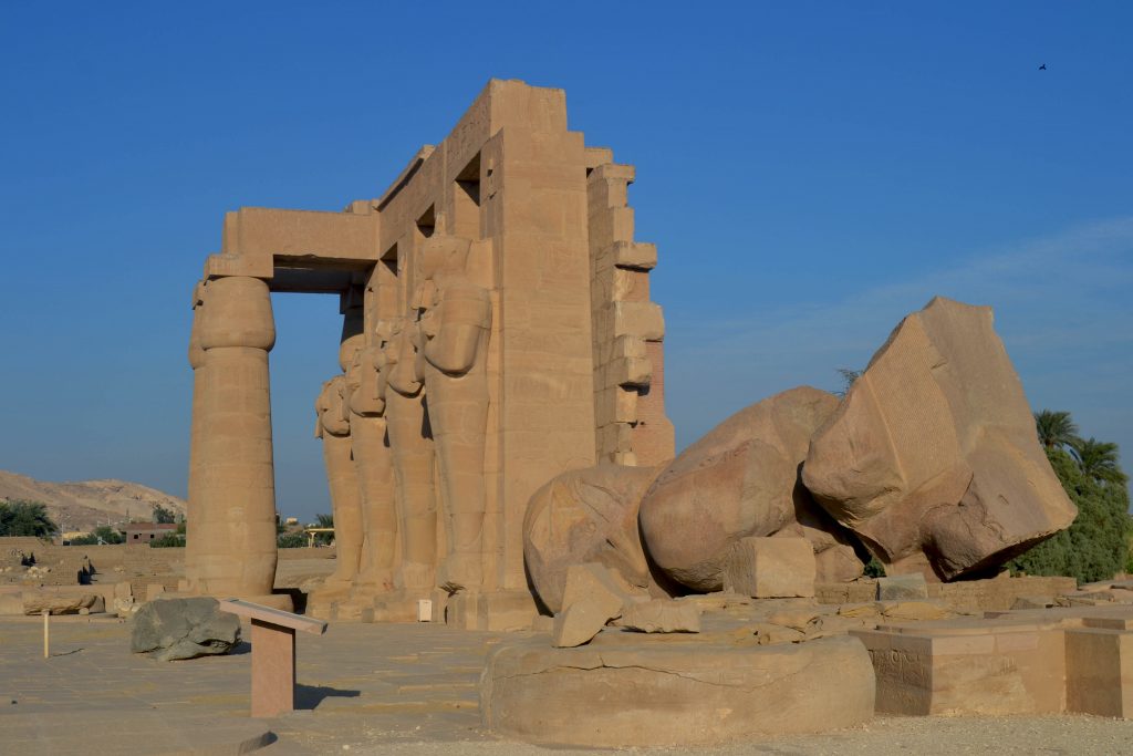 Figura 13. Vista desde el sur del lado este del segundo patio con el coloso derribado de Ramsés II (fuente: fotografía de la autora).