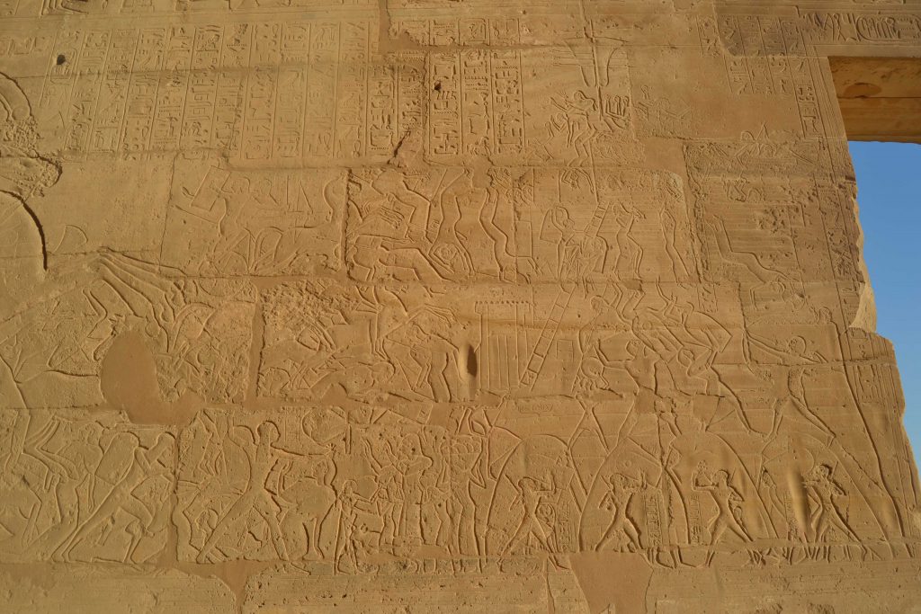 Figura 18. Detalle de la batalla de Dapur representada en la pared sureste de la sala hipóstila (fuente: fotografía de la autora).