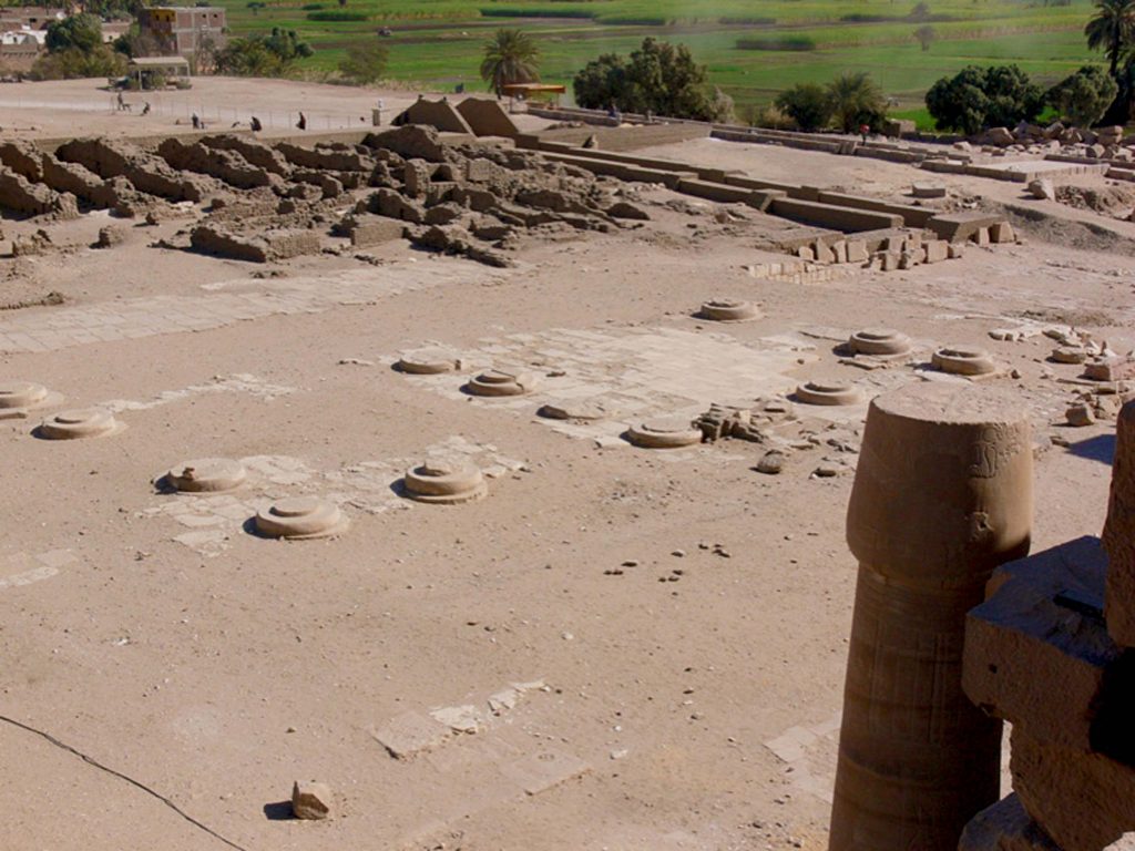 Figura 24. Vista del monumento dedicado a Tuya y Nefertari (Leblanc y Nelson, 2020; fotografía de Yann Rantier / CNRS; http://www.mafto.fr/sites-archeologiques/le-ramesseum/le-mammisi-et-la-filiation-divine-de-pharaon).