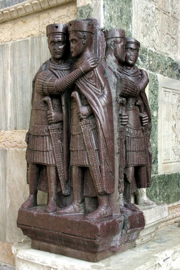 Figura 7. Escultura de los tetrarcas, actualmente en la catedral de San Marcos de Venecia (fuente: Nino Barbieri, 2004).