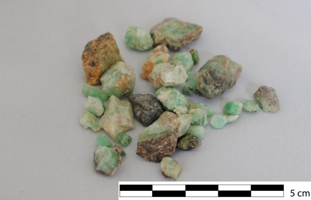 Figura 1. Berilos y fragmentos de berilo recuperados en Sikait (fuente: Sikait Project).