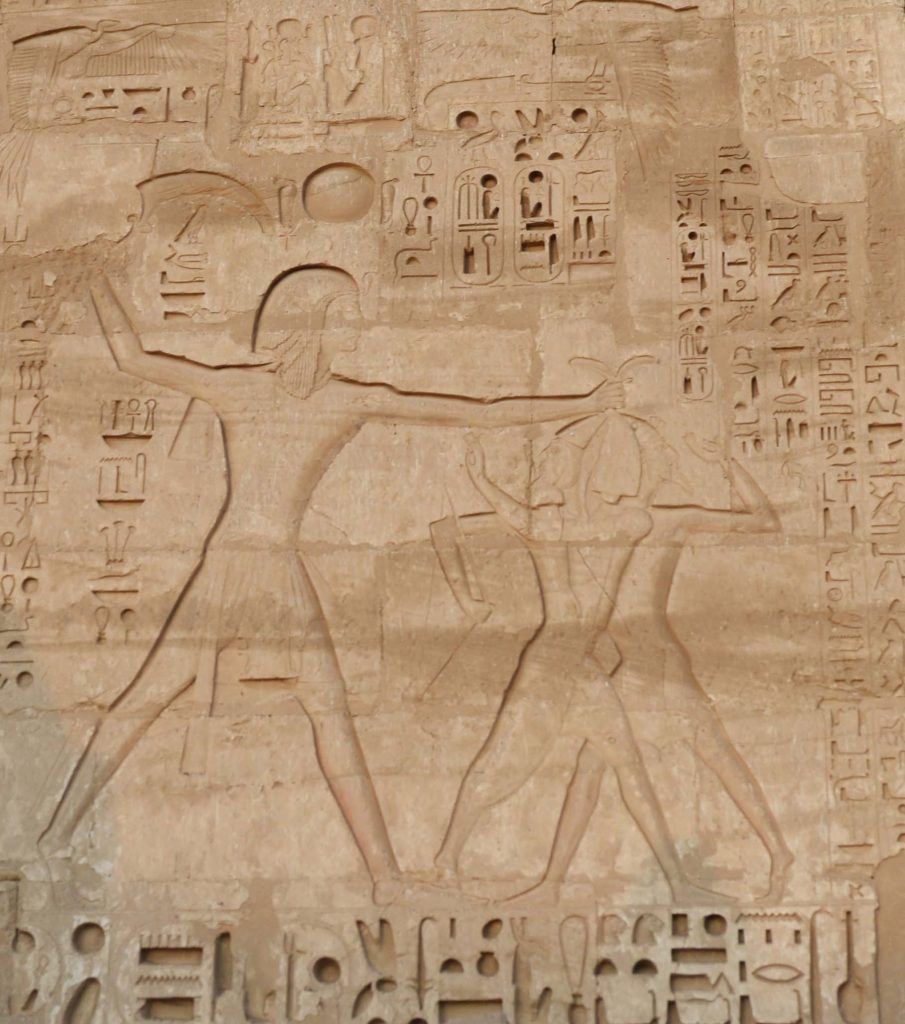 Figura 3. Templo de Medinet Habu: El faraón Ramsés III golpea a sus enemigos. Muro exterior sur, ventana de apariciones (foto de la autora).