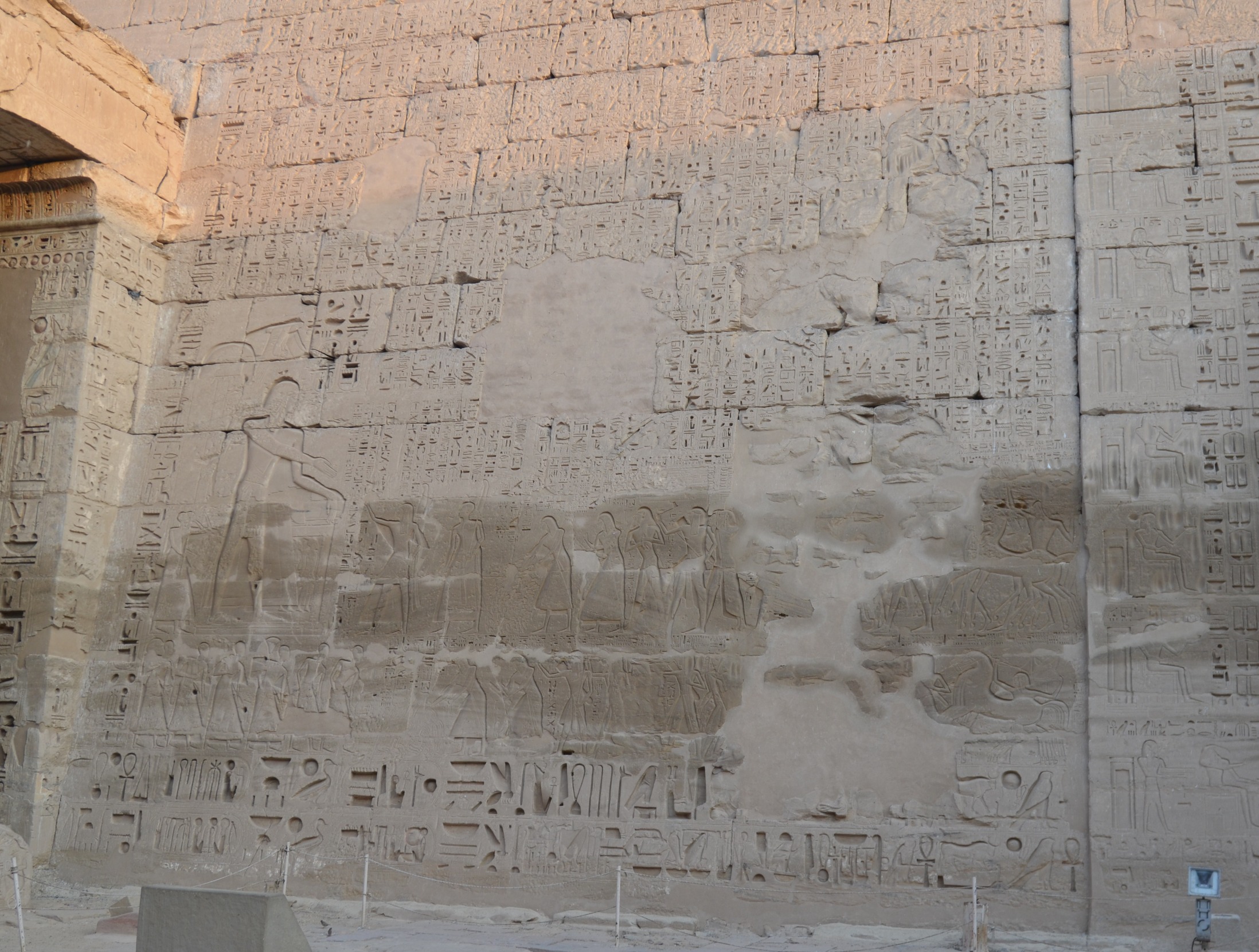 Figura 7. Templo de Medinet Habu: Gran inscripción de la campaña contra los libios del año 11 de Ramsés III. Primer patio, muro interior este (foto de la autora).