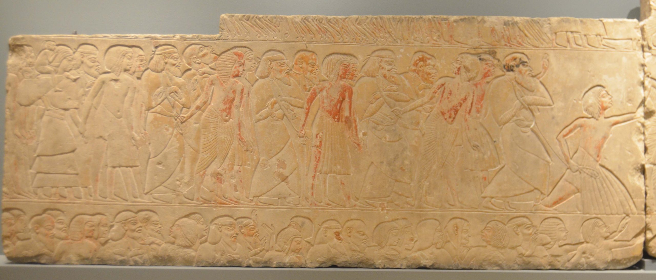 Figura 8. Bloque del segundo patio de la tumba del general Horemheb en Saqqara. Museo Nacional de Antigüedades, Leiden (foto de la autora).